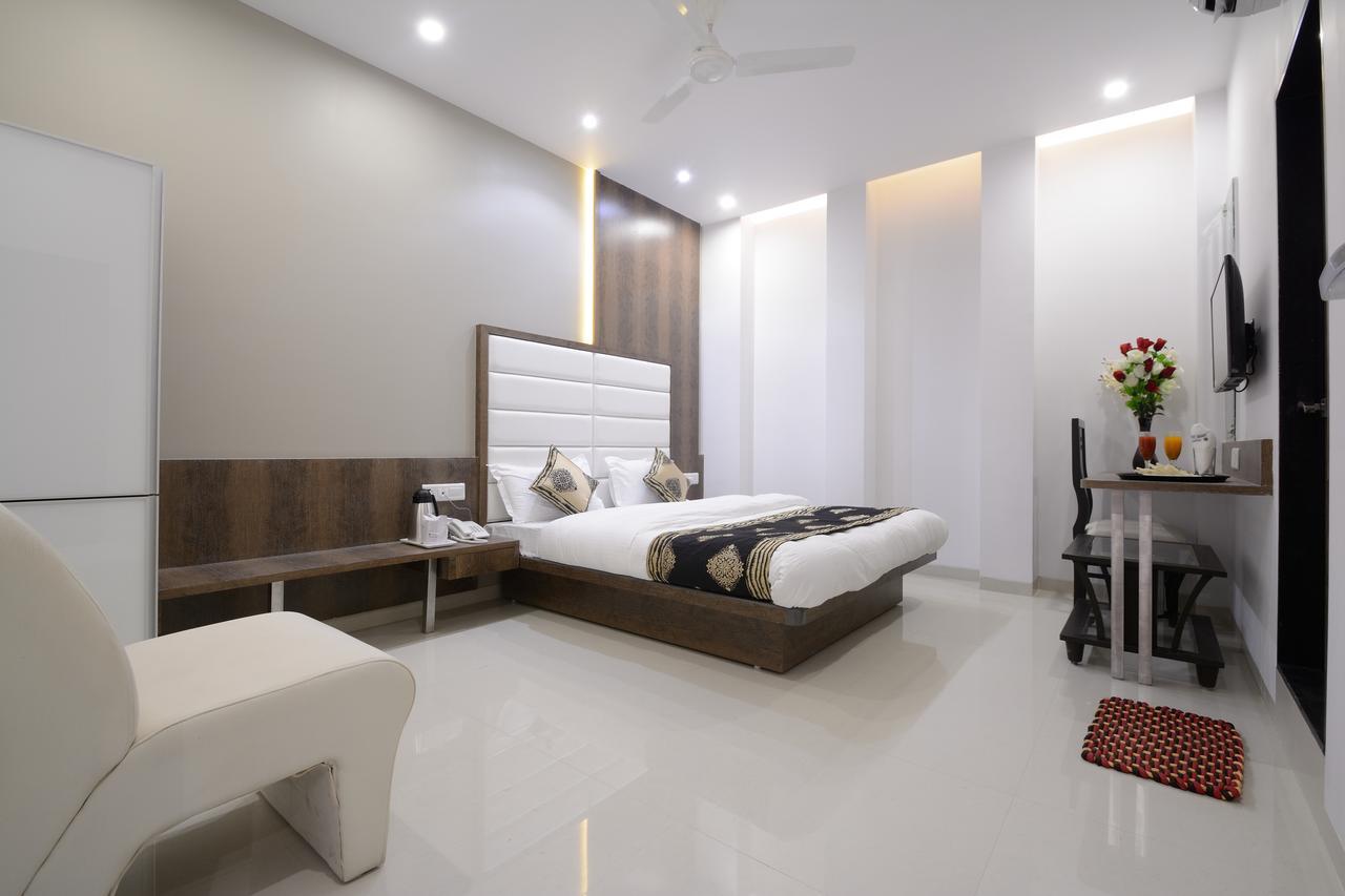 Hotel One Up Ахмедабад Экстерьер фото